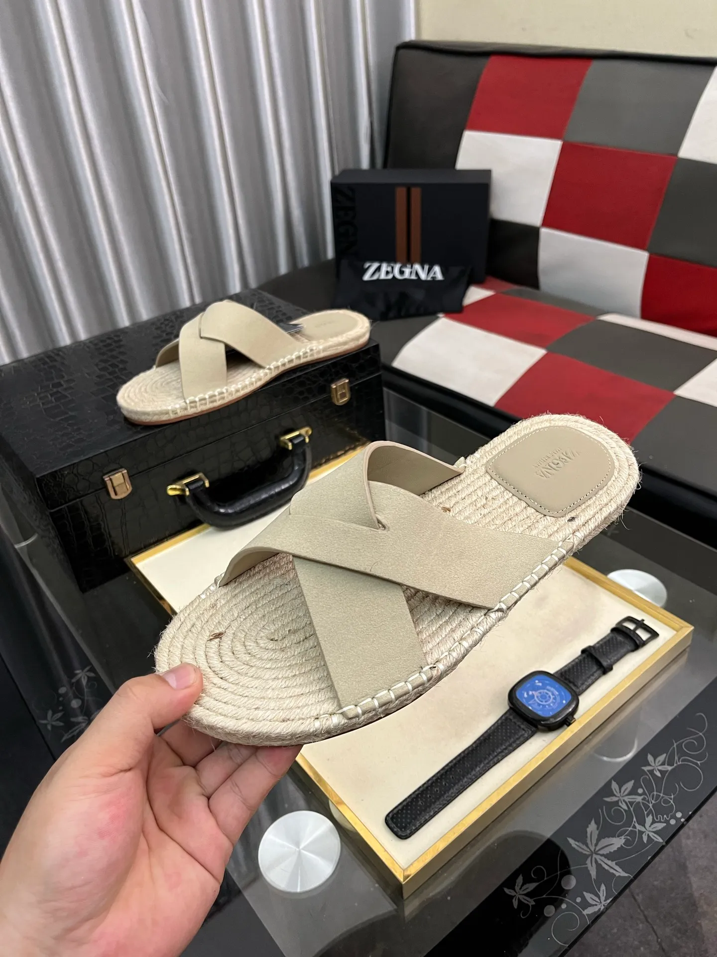 Men's shoes 💰320⌚️⌚️《HERMES》Hermès 💁♂️Men's casual slippers, compare the quality at the counter🧚🏿♂️ The upper layer has a stone pattern with clear texture, showing high-end, high-end, comfortable to wear and versatile. Purely hand-pulled, raw rubber breathable outsole, breathable and comfortable lambskin lining, 100% comfortable density, original rubber outsole wear-resistant code number 38-44. Can be customized 45-46-47
